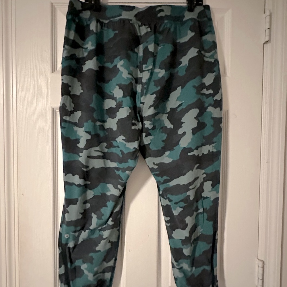 Lululemon women’s adapted cropped jogger camo size 12